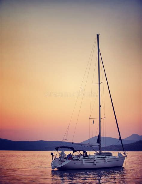 Veleiro Na Luz Do Por Do Sol Foto De Stock Imagem De Turismo Veleiro