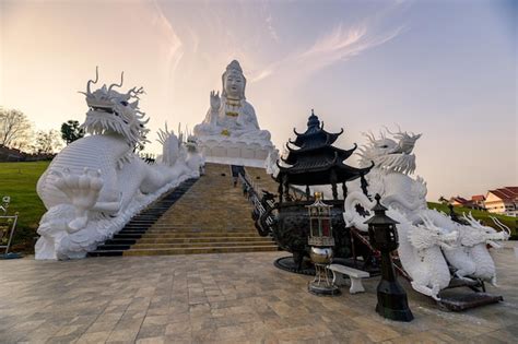 Templo Wat Huay Pla Kang Con Guanyin Y Estatua De Drag N Y Quemador De