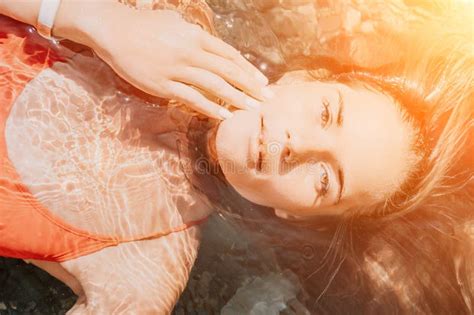 Retrato De Viaje De Mujer Retrato De Una Mujer Feliz Con El Pelo Largo En Un Bikini Rojo