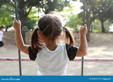 Fille Japonaise Sur L Oscillation Photo Stock Image Du Playground