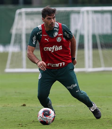 Abel Ferreira em campo Palmeiras encerra preparação para final do