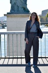 Blake Lively At The Statue Of Liberty Pont De Grenelle In Paris