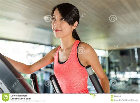 Mujer Que Se Ejecuta En La Rueda De Ardilla En Gimnasia Imagen De