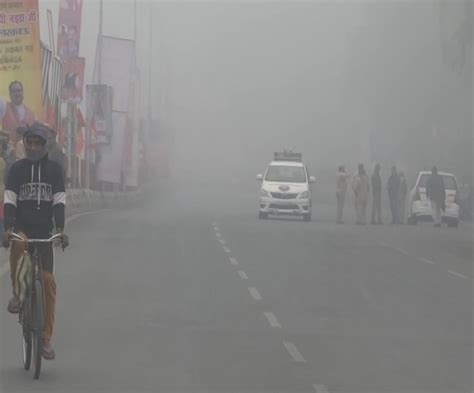 Up Weather Forecast उत्‍तर प्रदेश में ठंड का सितम जारी घने कोहरे से लखनऊ में विजिबिलिटी हुई कम