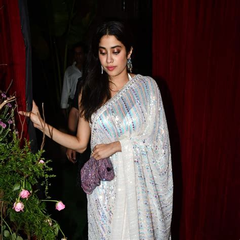 व्हाइट साड़ी बैकलेस ब्लाउज में Janhvi Kapoor का सिजलिंग लुक तीखी मिर्ची