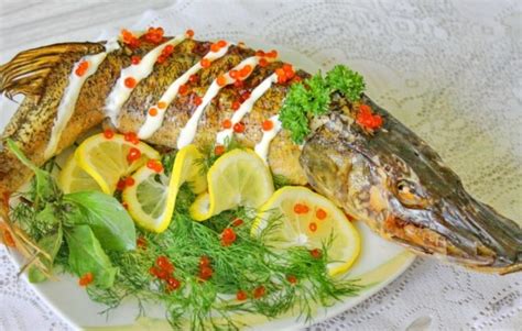 Щука в духовке: пошаговые рецепты запечённой и тушённой рыбки ...