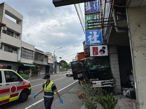 觀傳媒 中彰投新聞 （有影片）／飼料車逆光失控！撞毀民宅車輛 車頭變形駕駛受困