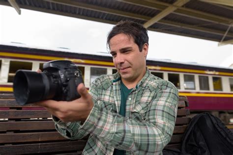 Guapo turista persa en la estación de tren de bangkok Foto Premium