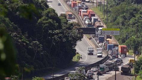 Cônego Domênico Rangoni registra 6 km de lentidão na altura de Cubatão