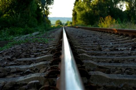 Brown Train Rail Auf Nahaufnahme Foto Während Des Tages · Kostenloses ...