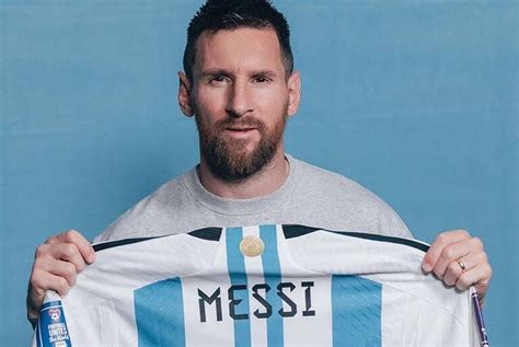 Lionel Messi anunció que subastará seis camisetas que usó en Qatar