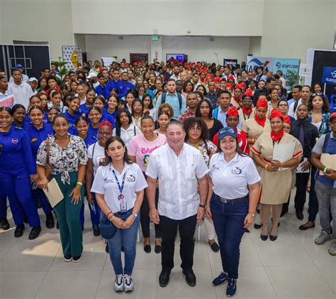 Jóvenes y estudiantes acuden a la segunda Feria de Empleos y Open House