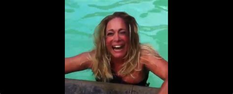 Foto Susana Vieira se diverte na piscina da mansão dos Koury locação