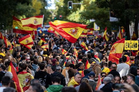 Cientos De Personas Se Concentran En Ferraz En Una Nueva Jornada De