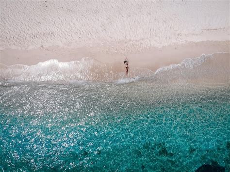 Une Fille Mince En Bikini Se Fait Bronzer Sur La Plage De Sable De L Le De Phuket En Tha Lande