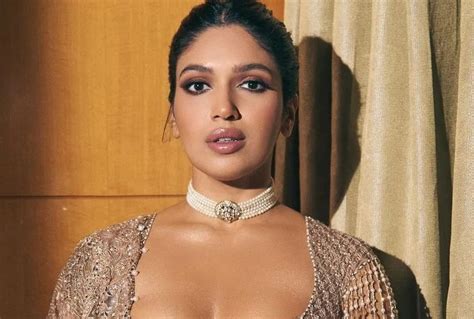 Bhumi Pednekar Showed Off Her Sxy Look Wearing A Very Deep Neck Blouse Photos And Videos Went