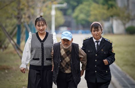 24岁女生带着患病妈妈和外公上大学 大武汉