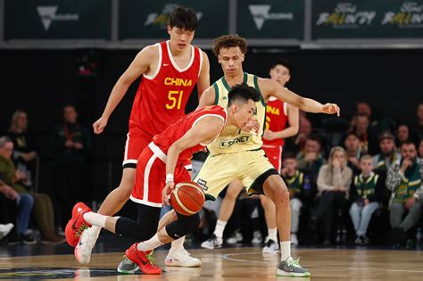 🏀热身赛 全队28个失误！廖三宁15分 中国男篮再败澳大利亚 直播吧