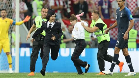 プッシー・ライオット、w杯決勝のピッチ乱入で伝えたかったメッセージの中身 ライブドアニュース