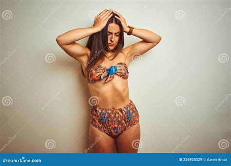 Joven Hermosa Mujer De Vacaciones Con Bikini De Pie Sobre Un Fondo