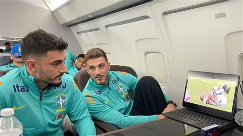 Bento Assiste à Derrota Do Athletico Em Avião Da Seleção