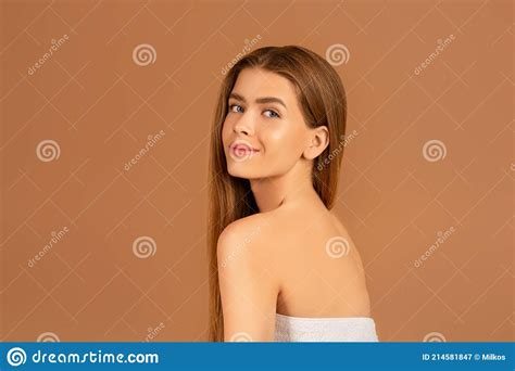 Sexy Jeune Femme Aux Longs Cheveux Raides Maquillage Naturel Et Peau