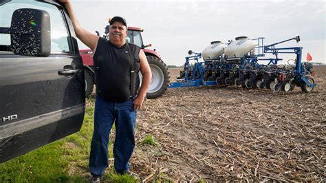 Fertilizer prices reaching record highs, worrying farmers as planting