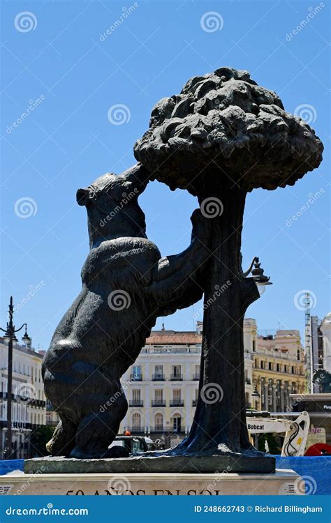 El Oso Y El Madrono Puerta Del Sol Madrid Spain Foto De Archivo