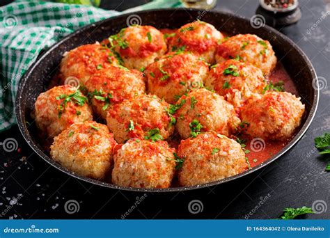 Bolas De Carne En Salsa De Tomate Dulce Y Amargo Foto De Archivo