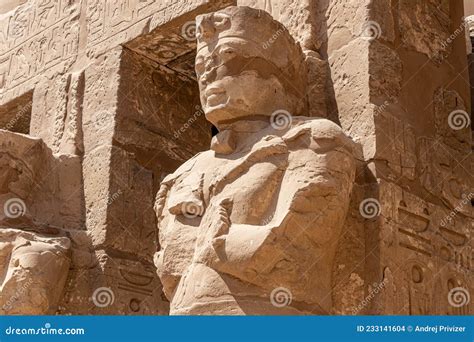 Las Estatuas De Faraón Ramses Iii Como Osiris Que Custodian El Recinto