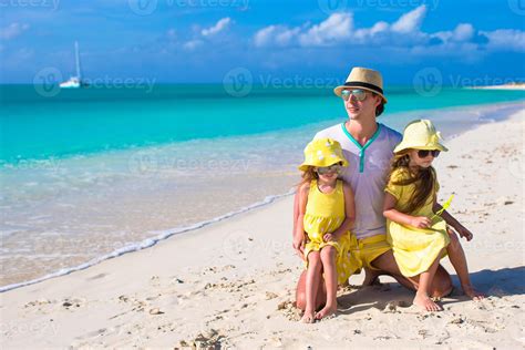 Pai E Seus Dois Filhos Caminhando Beira Mar Foto De Stock No