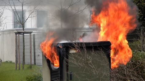 Nonstopnews Trafohaus In Wohngebiet Ger T In Brand Aufgrund Von