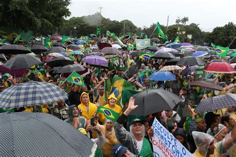 Em Ato Antidemocr Tico Bolsonaristas Pedem Interven O Militar Em