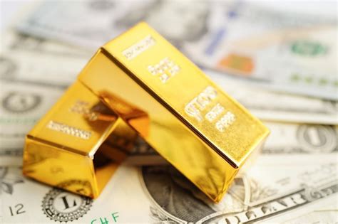 Premium Photo | Gold bars on us dollar banknote money finance trading ...