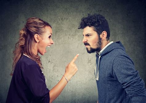 Pelea Entre Las Mujeres Y Los Hombres Foto De Archivo Imagen De