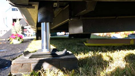 RV Hydraulic Leveling Jacks: What You Need to Know - Mortons on the Move