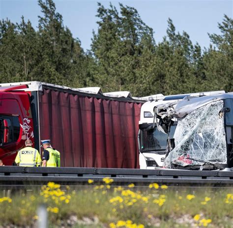 Brandenburg Dutzende Verletzte nach Zusammenstoß von Reisebus und