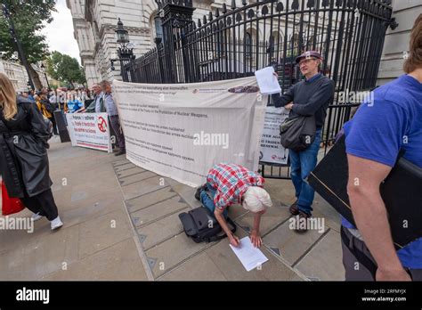 Londres Reino Unido De Agosto De Firmando Una Carta En