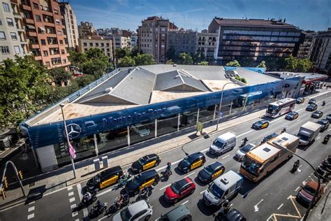 Vecinos De La Avenida De Sarri De Barcelona Se Movilizan Contra El