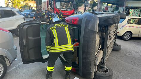 Violento Scontro In Centro A Taranto Auto Si Ribalta Ferita Donna