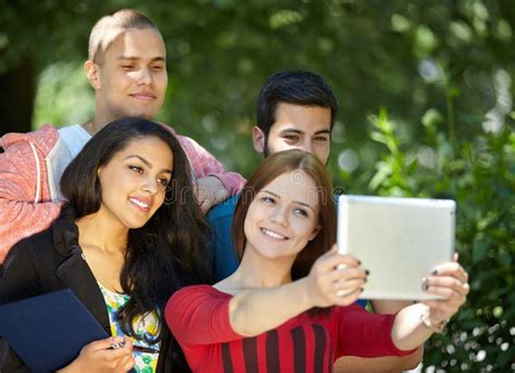 Adolescentes Que Toman El Selfie Al Aire Libre Imagen De Archivo