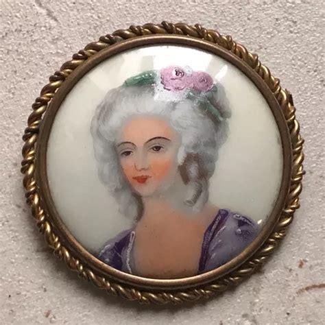 BROCHE ANCIENNE PEINTE à la main signée LIMOGES Portrait d une