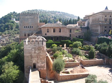 File:Amurallado de la Alhambra y lateral del Palacio de Carlos V.JPG ...