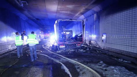 Hamburg Elbtunnel Lkw Ger T In Brand Der Spiegel