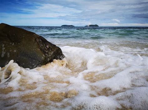 Chapoteo Que Sorprende Del Agua Sobre Una Sola Roca En Una Playa En La