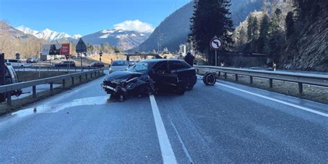 Kollision Zwischen Zwei Autos In Seewis Pardisla Gr Mann Verletzt