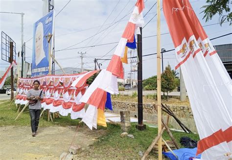 Untung Hingga Rp 40 Juta Pedagang Musiman Aksesoris Peringatan HUT RI