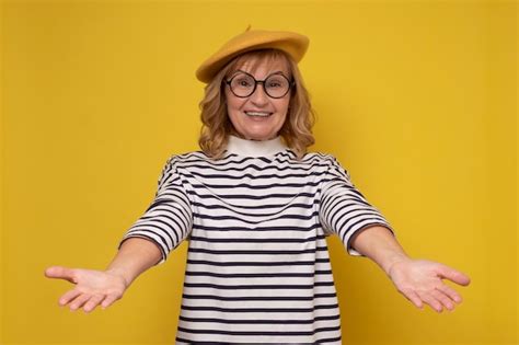 Mujer Madura Alegre Que Le Da La Bienvenida Con Los Brazos Extendidos