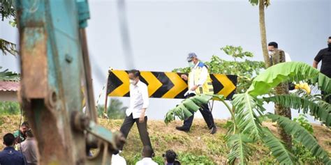 Presiden Jokowi Tinjau Penanganan Tanggul Citarum Yang Jebol Topbusiness