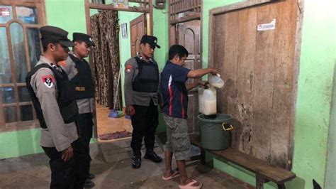 Polres Pringsewu Sita Puluhan Botol Miras Dan Liter Tuak